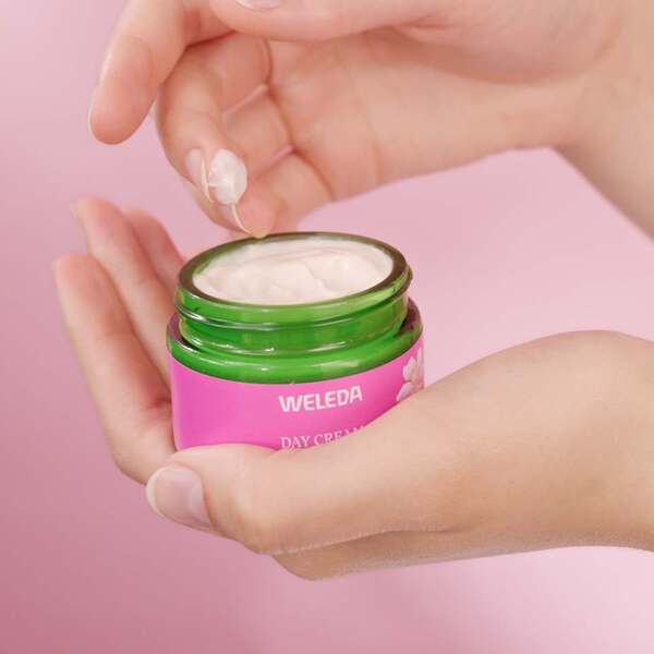Weleda Rozjasňující noční krém Divoká růže a bílý čaj BIO 40 ml Weleda Rozjasňující noční krém Divoká růže a bílý čaj BIO 40 ml