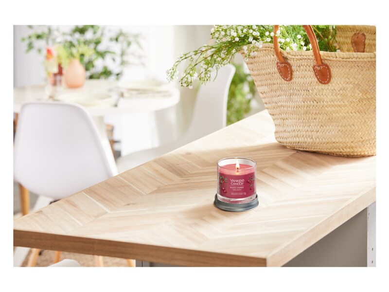Yankee Candle Signature svíčka malá Black Cherry 122 g  