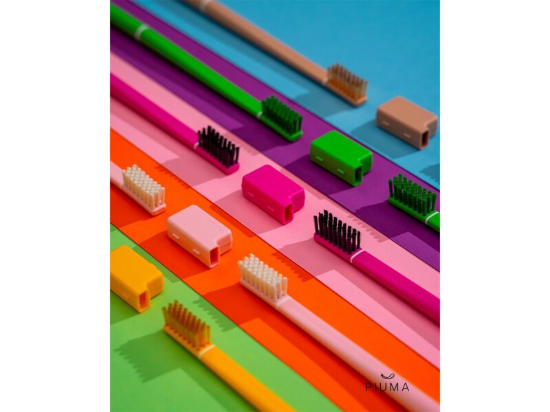 Piuma Zubní kartáček Soft Whitening Very Magenta s aktivním uhlím + kryt 1 ks