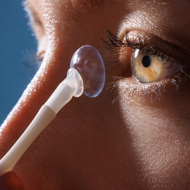 Nasazení kontaktní čočky do oka