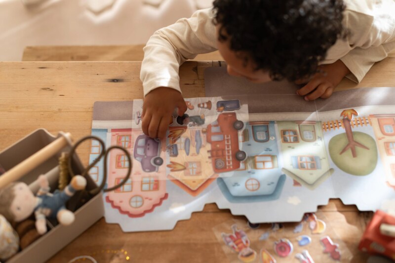 Little Dutch Knížka se samolepkami Hasičská stanice 1 ks Little Dutch Knížka se samolepkami Hasičská stanice 1 ks