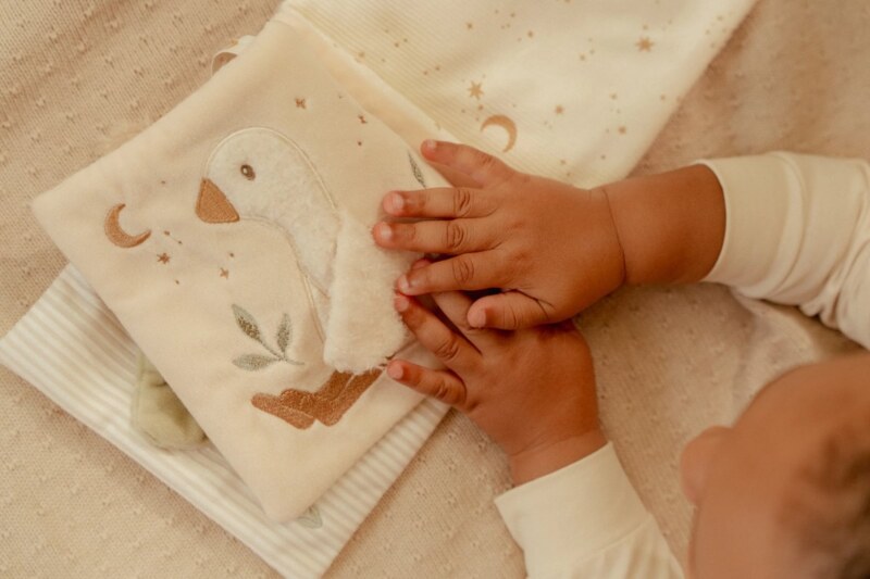 Little Dutch Newborn Naturals Textilní knížka s aktivitami