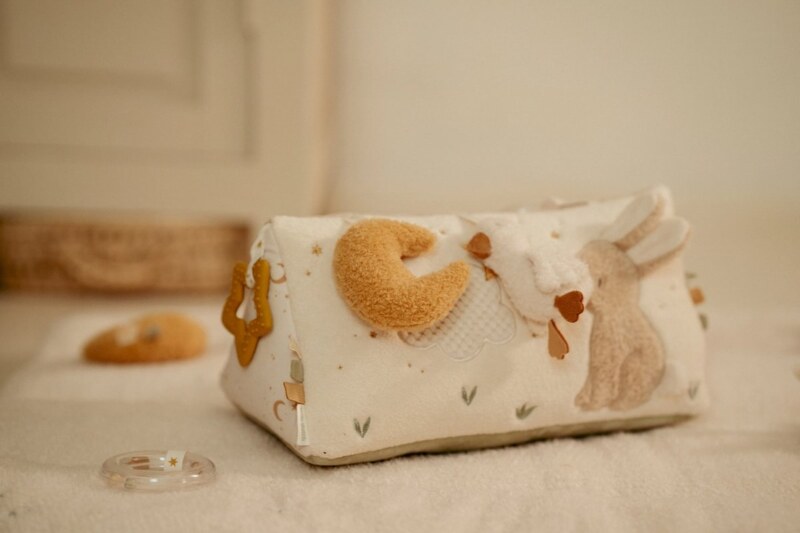 Little Dutch Newborn Naturals Trojhranný polštář s aktivitami 1 ks Little Dutch Newborn Naturals Trojhranný polštář s aktivitami 1 ks