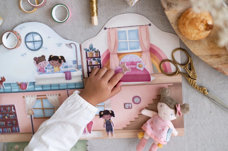 Little Dutch Rosa Knížka se samolepkami Dům 1 ks Little Dutch Rosa Knížka se samolepkami Dům 1 ks