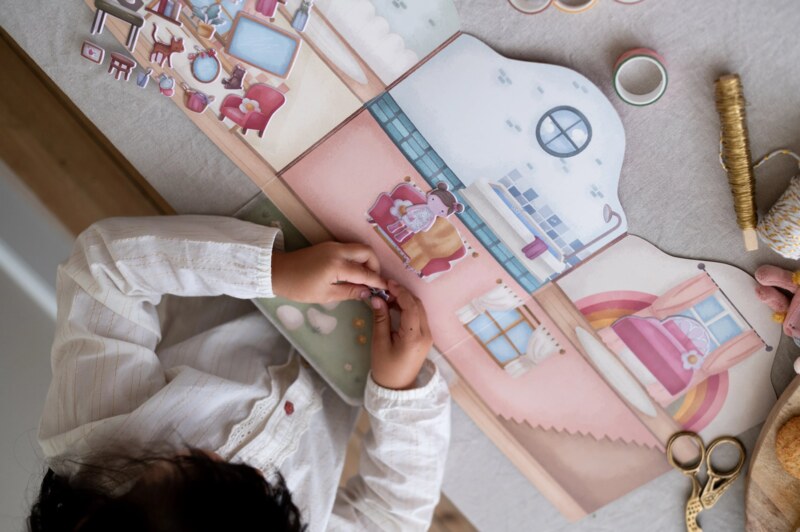 Little Dutch Rosa Knížka se samolepkami Dům 1 ks Little Dutch Rosa Knížka se samolepkami Dům 1 ks