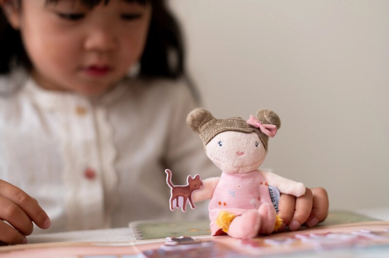 Little Dutch Rosa Knížka se samolepkami Dům 1 ks Little Dutch Rosa Knížka se samolepkami Dům 1 ks