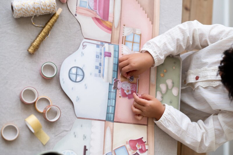Little Dutch Rosa Knížka se samolepkami Dům 1 ks Little Dutch Rosa Knížka se samolepkami Dům 1 ks
