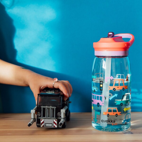 Quokka Glow Kids Cars Plastová láhev s pítkem 580 ml 1 ks
