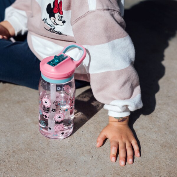Quokka Glow Kids Melodic Flowers Plastová láhev s pítkem 580 ml 1 ks Quokka Glow Kids Melodic Flowers Plastová láhev s pítkem 580 ml 1 ks