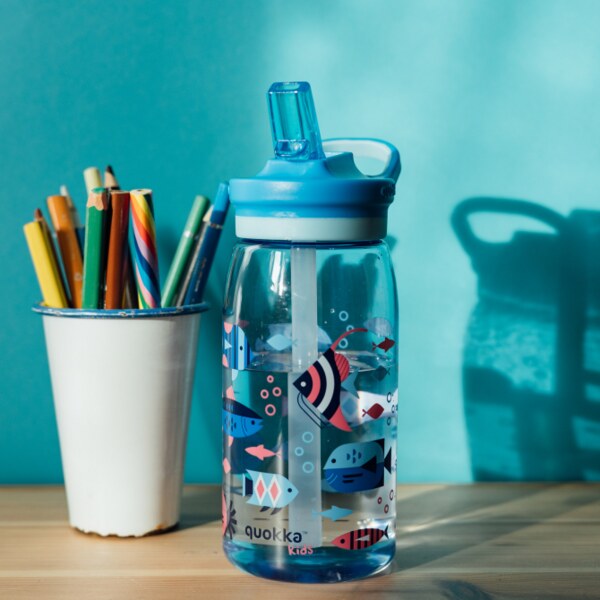 Quokka Glow Kids Sea Life Plastová láhev s pítkem 580 ml 1 ks Quokka Glow Kids Sea Life Plastová láhev s pítkem 580 ml 1 ks