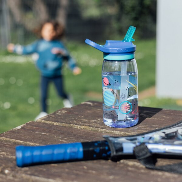 Quokka Glow Kids Space Plastová láhev s pítkem 580 ml 1 ks Quokka Glow Kids Space Plastová láhev s pítkem 580 ml 1 ks