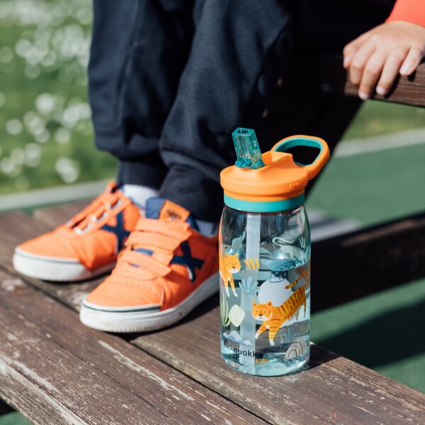 Quokka Glow Kids Tigers Plastová láhev s pítkem 580 ml 1 ks Quokka Glow Kids Tigers Plastová láhev s pítkem 580 ml 1 ks