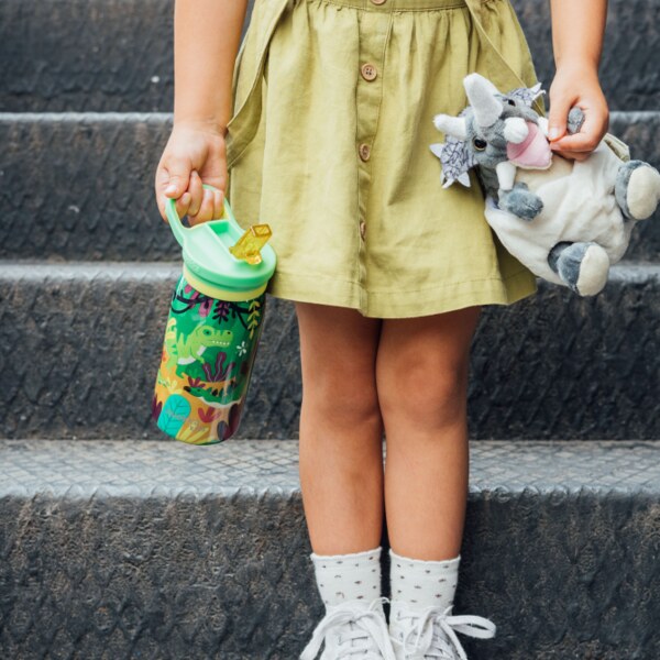 Quokka Pop Kids Dino Jungle Nerezová termoláhev s pítkem 445 ml 1 ks Quokka Pop Kids Dino Jungle Nerezová termoláhev s pítkem 445 ml 1 ks