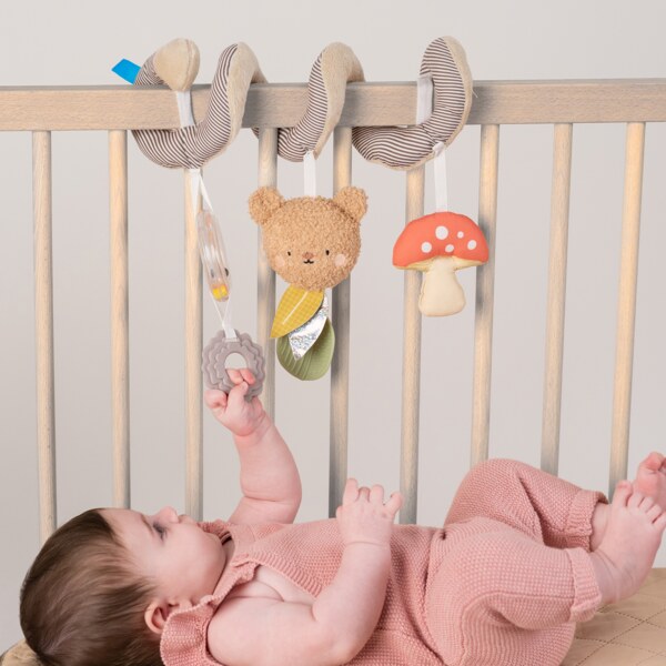 Taf Toys Bear Hugs Spirála s medvídkem 1 ks Taf Toys Bear Hugs Spirála s medvídkem 1 ks