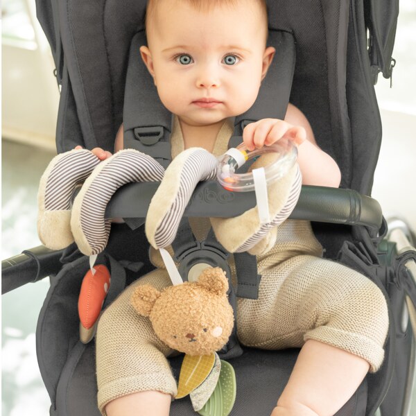 Taf Toys Bear Hugs Spirála s medvídkem 1 ks Taf Toys Bear Hugs Spirála s medvídkem 1 ks