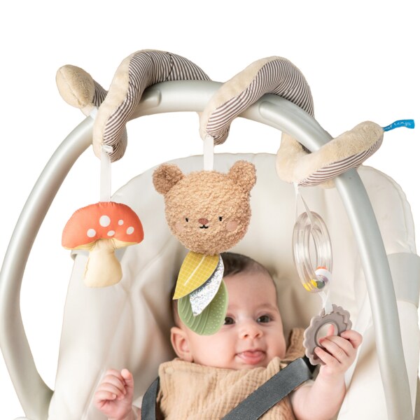 Taf Toys Bear Hugs Spirála s medvídkem 1 ks Taf Toys Bear Hugs Spirála s medvídkem 1 ks