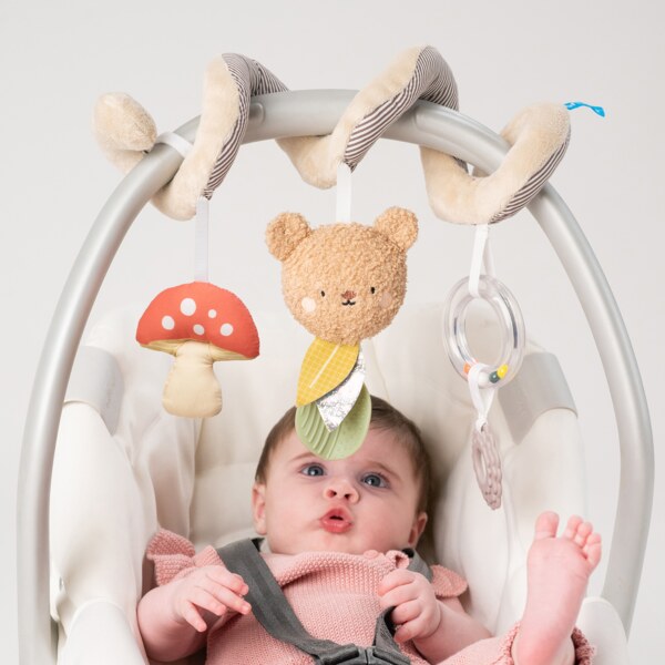 Taf Toys Bear Hugs Spirála s medvídkem 1 ks Taf Toys Bear Hugs Spirála s medvídkem 1 ks