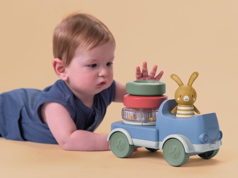 Taf Toys Bunny Náklaďák s pyramidou Taf Toys Bunny Náklaďák s pyramidou