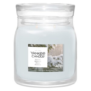 Yankee Candle Signature svíčka střední 2 knoty Snow Kissed Pine 368 g Yankee Candle Signature svíčka střední 2 knoty Snow Kissed Pine 368 g