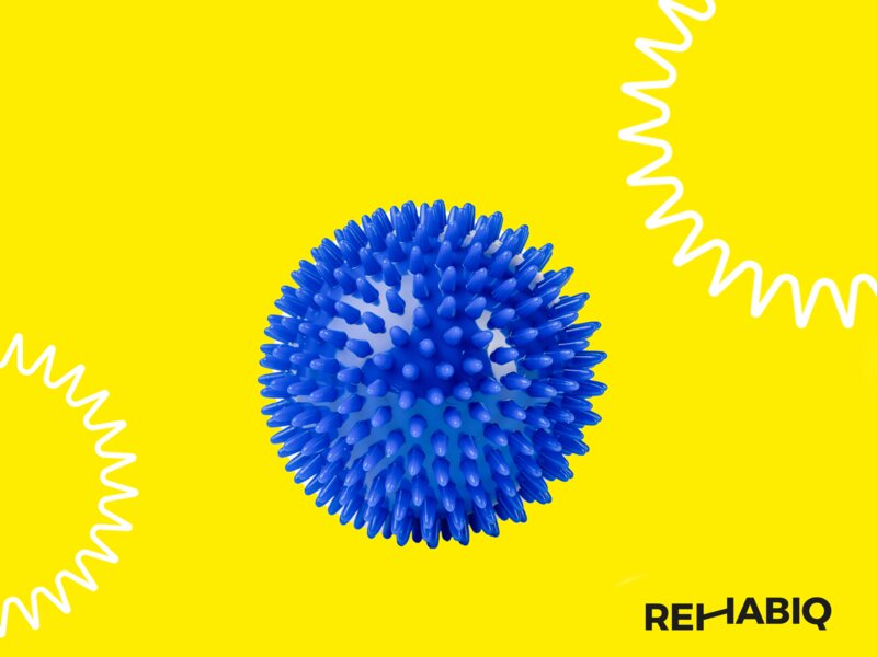 Rehabiq Masážní míček Ježek 10 cm modrý 1 ks