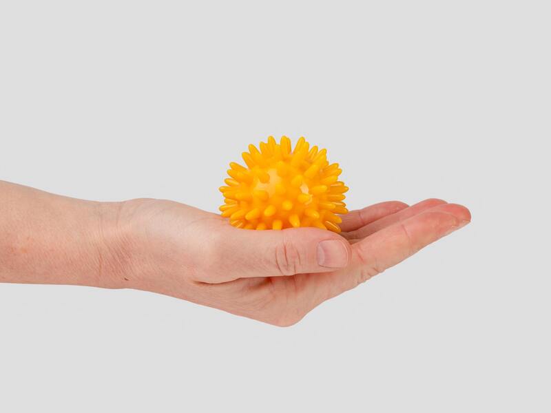 Rehabiq Masážní míček Ježek 6 cm žlutý 1 ks