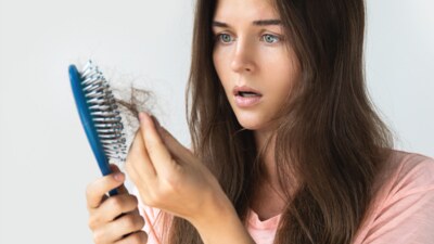 Vypadávání vlasů v těhotenství a po porodu: příčiny a řešení