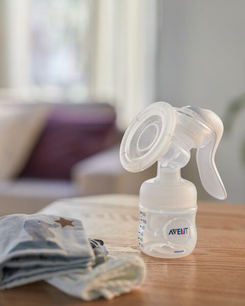 Philips Avent odsávačka mateřského mléka manuální + VIA pohárky 180 ml 5 ks